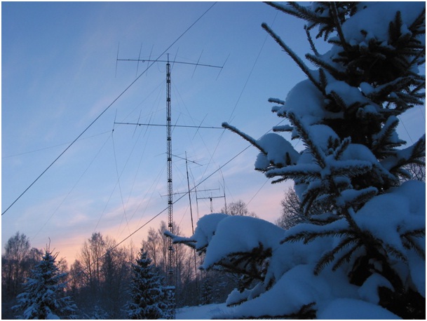 Illustratsioon antennist sinise taustaga